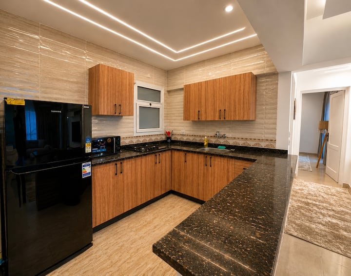 Luxurious 2BDR Apartment In Rehab City: Full kitchen