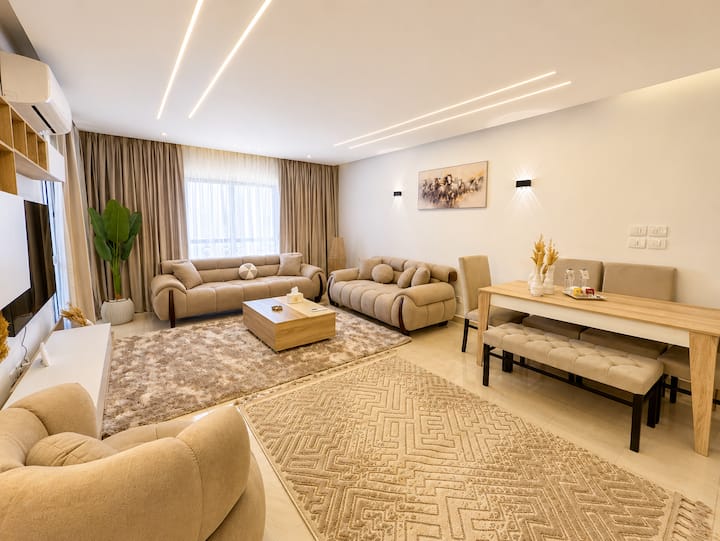 Luxurious 2BDR Apartment In Rehab City: Living room