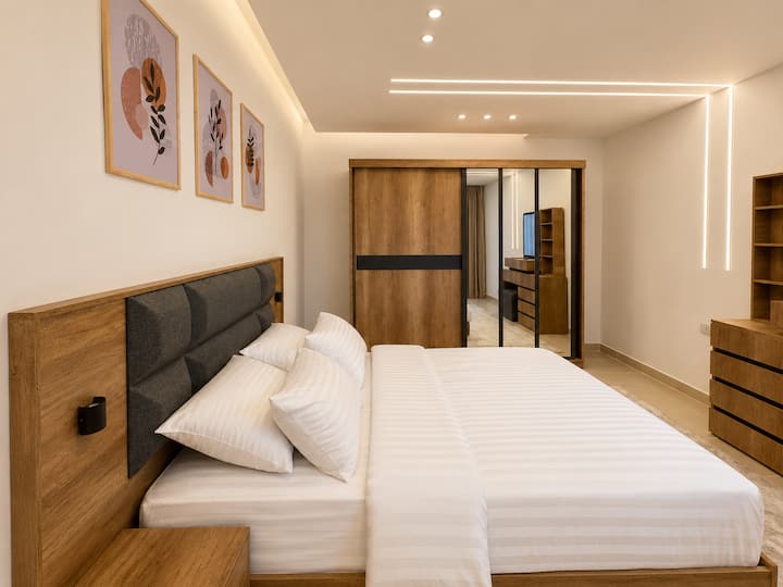 Luxurious 2BDR Apartment In Rehab City: Bedroom 1