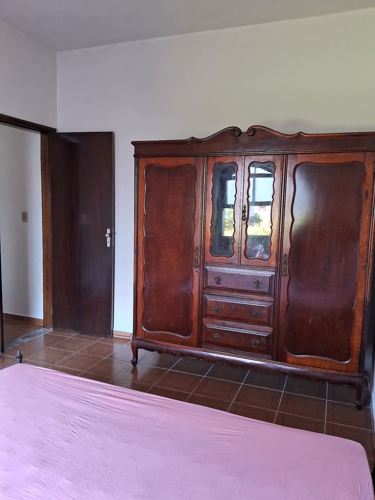 chambre avec un lit double 