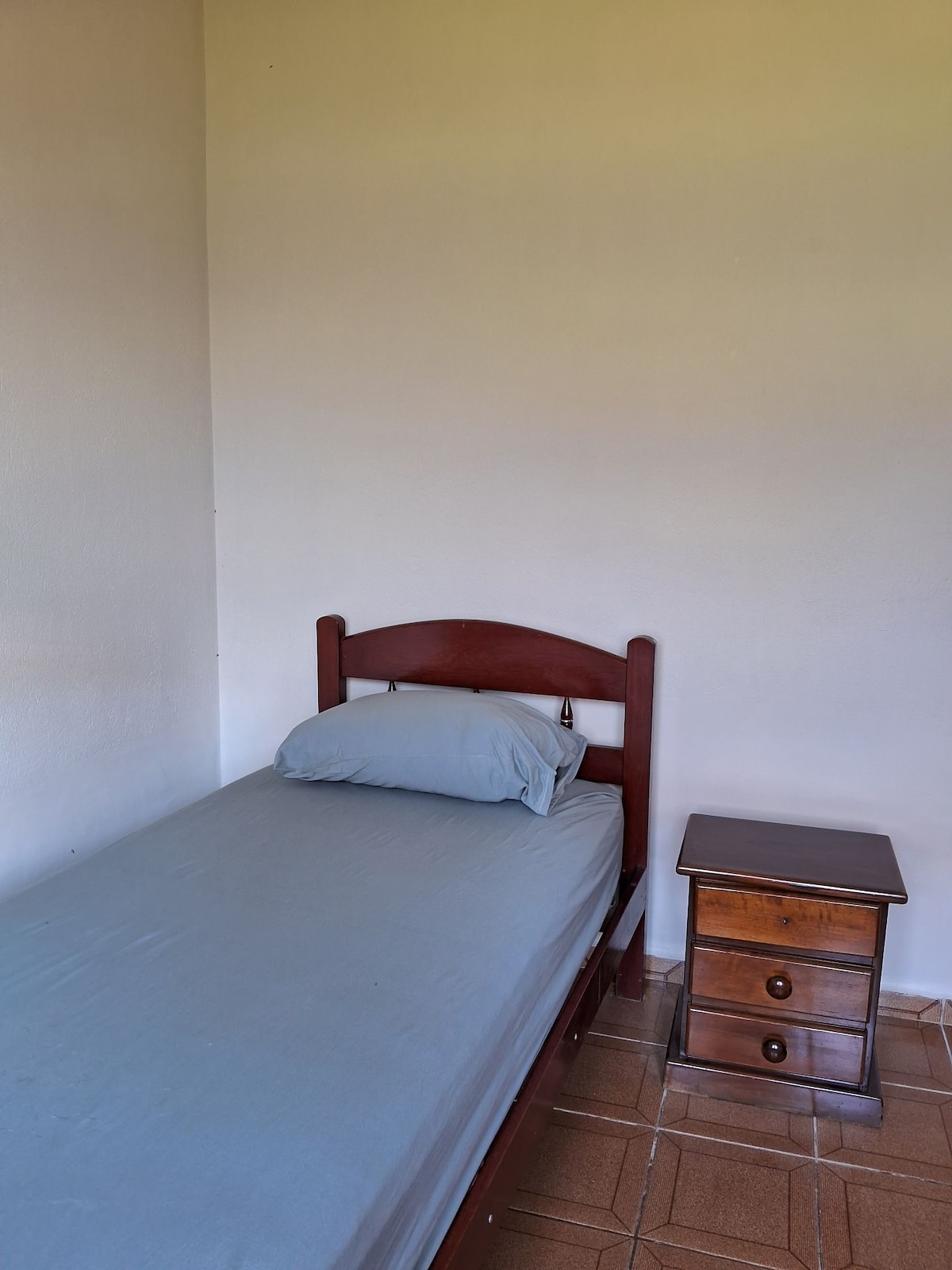 Chambre avec lit simple.