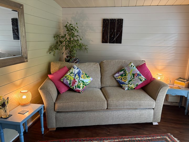 Cosy For 2, Comfortable For 1 Cabin - Surbiton