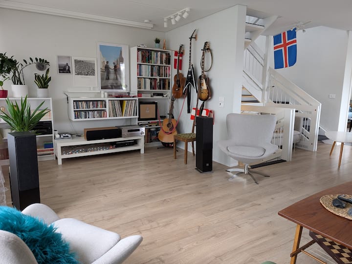Bright 3 Bedroom Suburb Condo - Islandia