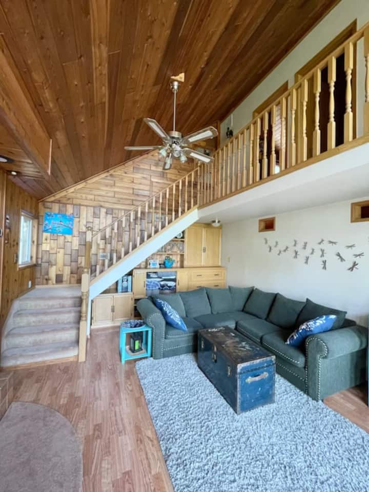 Lakefront Retreat With Guest House - Manitoba