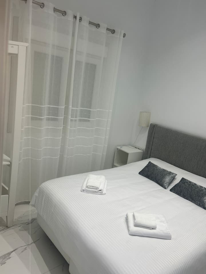 Uživajte u udobnoj sobi u prizemlju s lijeve strane, idealnoj za miran odmor. Ima veliki bračni krevet, privatnu kupaonicu, izvrsnu rasvjetu i ugodnu atmosferu, savršenu za parove ili putnike koji traže udobnost i privatnost.