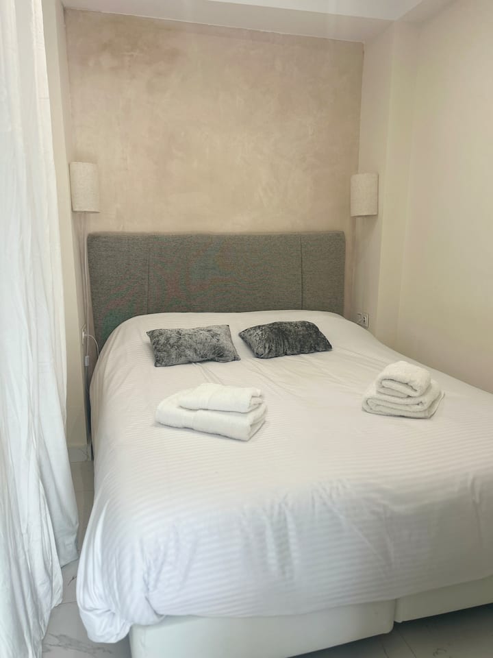 Udobna privatna soba smještena u svijetlom penthouseu, idealna za jednu ili dvije osobe. Ima bračni krevet od 1,50 m, privatnu kupaonicu i mirnu atmosferu, savršenu za odmor.