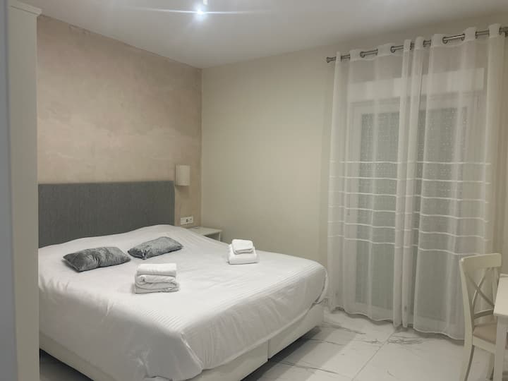 Uživajte u udobnoj i svijetloj sobi koja se nalazi na prvom katu, idealnoj za odmor uz potpunu privatnost. Ima veliki bračni krevet, privatnu kupaonicu i mirnu atmosferu, savršenu za slobodno vrijeme i poslovna putovanja.