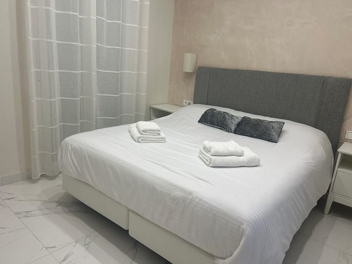 Velika soba koja se nalazi na prvom katu, idealna za obitelji ili grupe. Ima privatnu kupaonicu, veliki bračni krevet i dva kreveta na kat, nudeći udobnost i prostor za najviše 4 osobe.
Soba je svijetla, tiha i savršena za odmor.