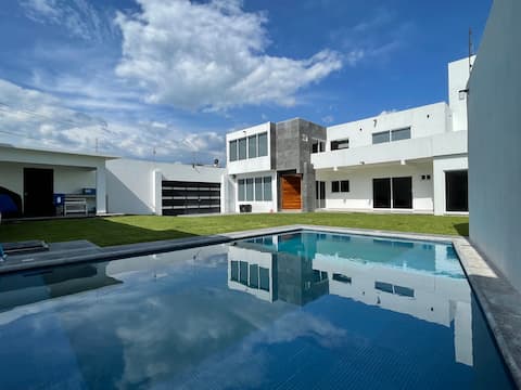 House with a heated pool in Oaxtepec