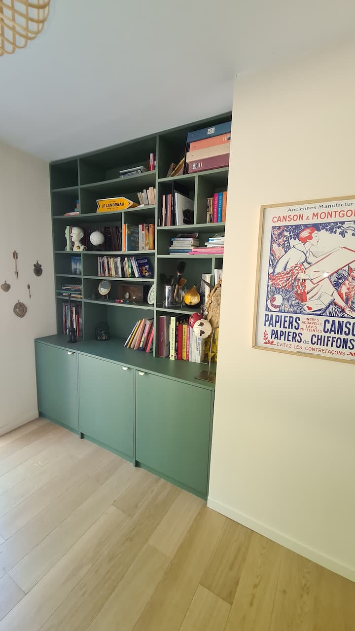 dawati lenye kitanda cha mtu 1 cha sofa, maktaba na dawati linaloangalia mtaro na bwawa. 