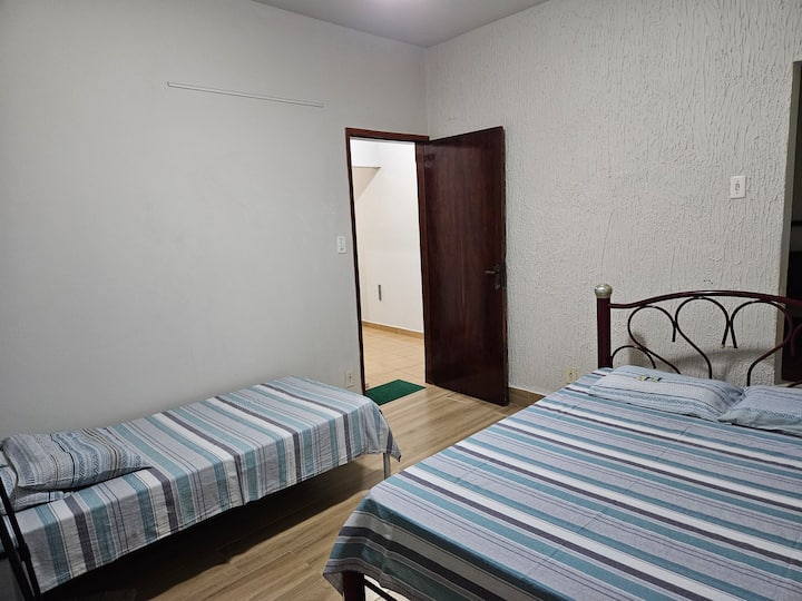 Township met 1 tweepersoonsbed, 1 eenpersoonsbed, kledingrek, beddengoed, badhanddoek, deken en plafondventilator. 