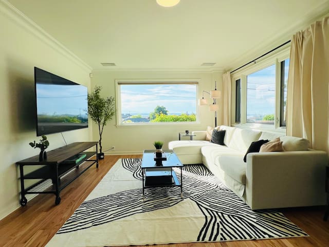 3 King/1 Queen Bedroom, Game room, 5 Parking spots