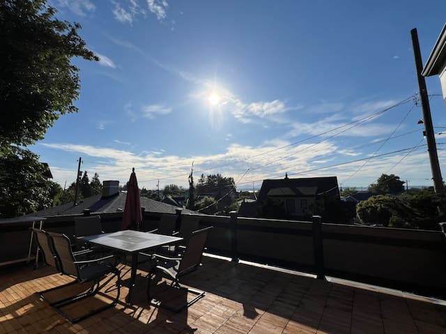 3 King/1 Queen Bedroom, Game room, 5 Parking spots gallery image 3