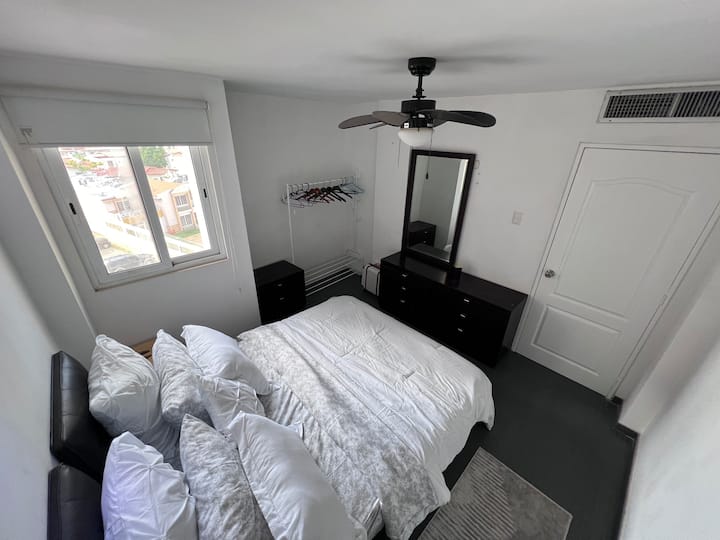 Cada habitación con ventilador de techo y aire central de 3 toneladas 