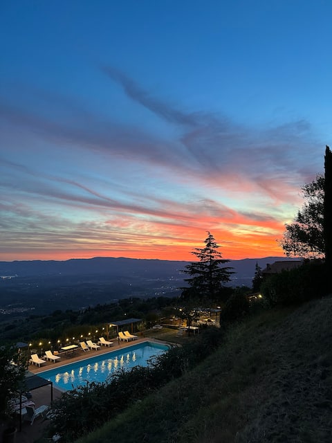 Romantic Escape, Panoramic Terrace Overlooking Tuscany