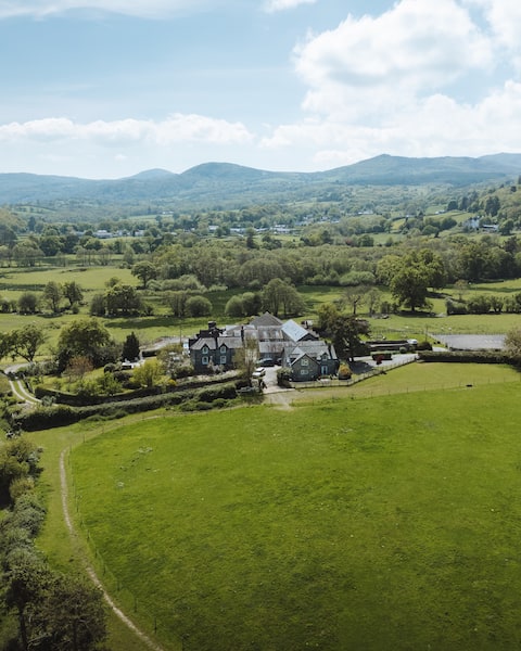 The Paddock Cottage, Horse Views & Hot Tub | Eryri