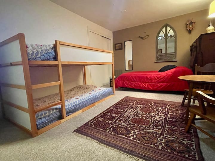 Dve samostatné postele a plná s priestorom na hranie.  Toto je najtmavšia izba v dome, skvelá na zdriemnutie. 