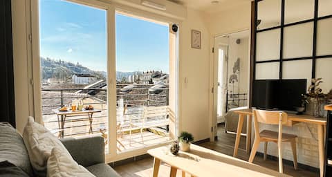 Popular Airbnb listing: Panoramic View - Parking - Jazz 7 min - Train Station 200 m in Vienne