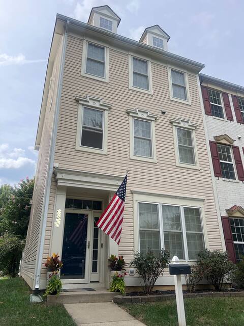 3LVL Townhome in Amazing Location