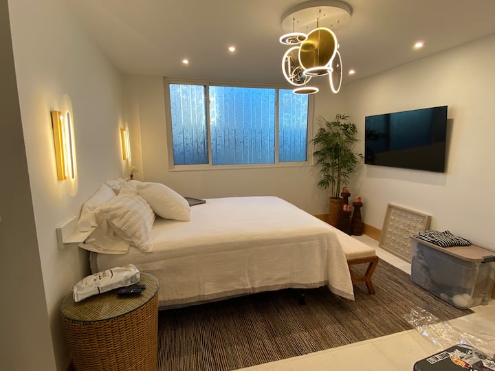 Много хубаво двойно легло с възглавници. Работна маса и столове. Красив прозорец с гравирано стъкло с палмови дървета, за да се вижда океана от спалнята. Имате и собствена баня!