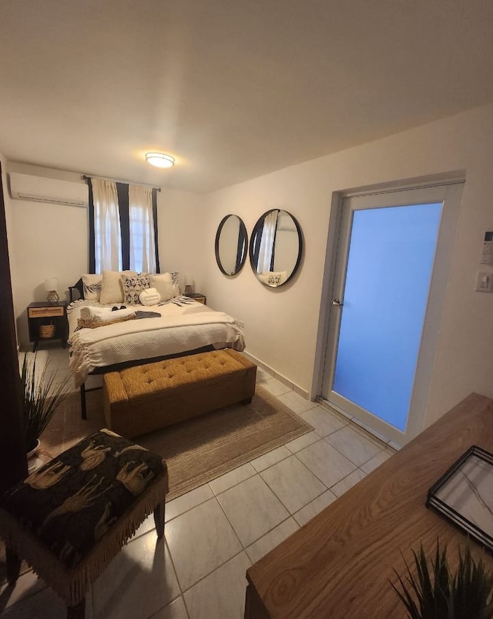 Vackert och elegant sovrum med en Queen size säng och sittplatser. Det är perfekt för ett par. Den har en 6 låd byrå och är utrustad med handdukar för 2 och en ny luftkonditionering enhet. 