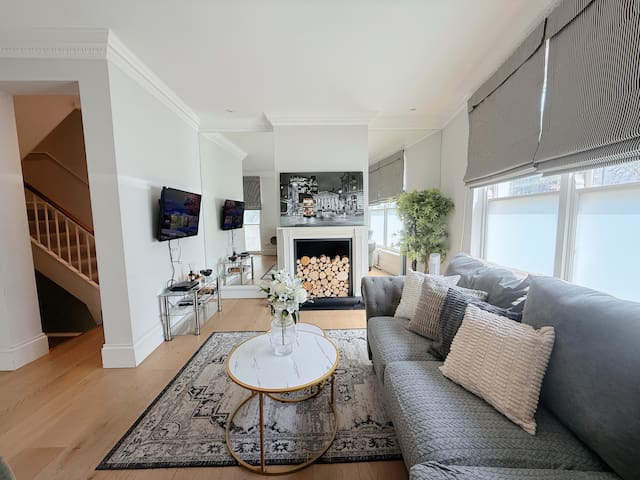 Victoria Haven: Spacious 3BR AC house near sights