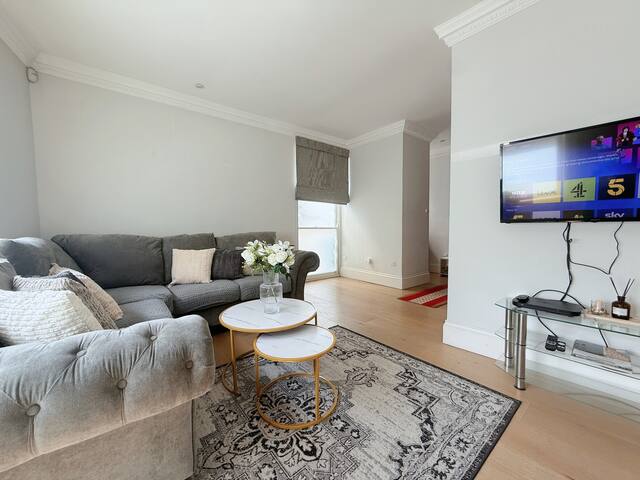 Victoria Haven: Spacious 3BR AC house near sights gallery image 3