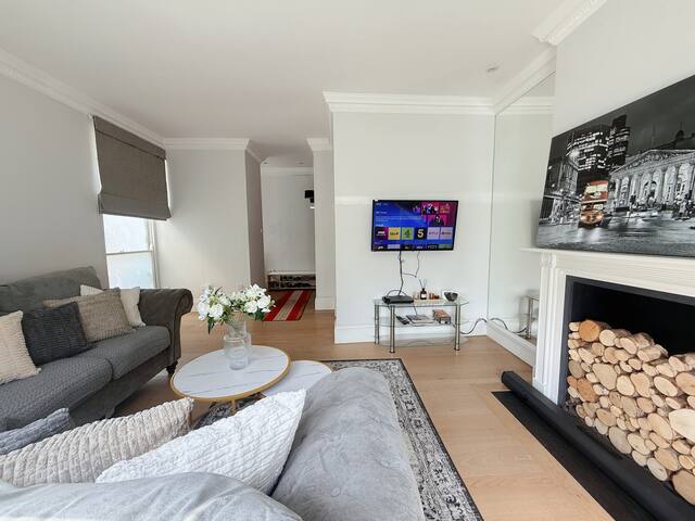 Victoria Haven: Spacious 3BR AC house near sights gallery image 5