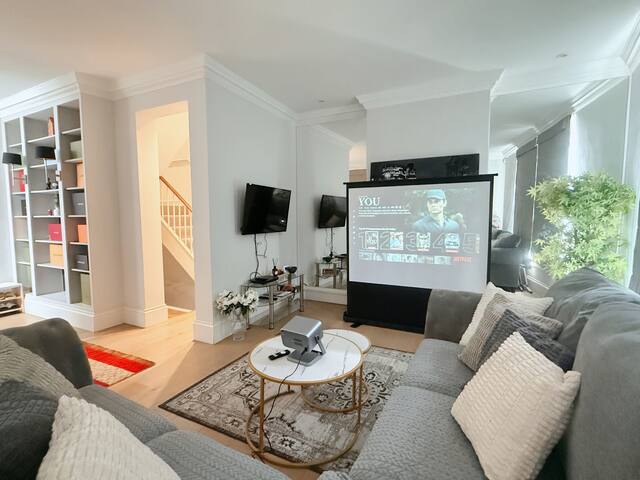 Victoria Haven: Spacious 3BR AC house near sights gallery image 2