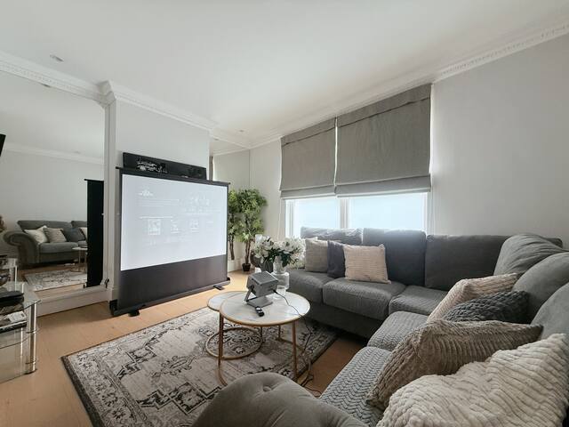 Victoria Haven: Spacious 3BR AC house near sights gallery image 4