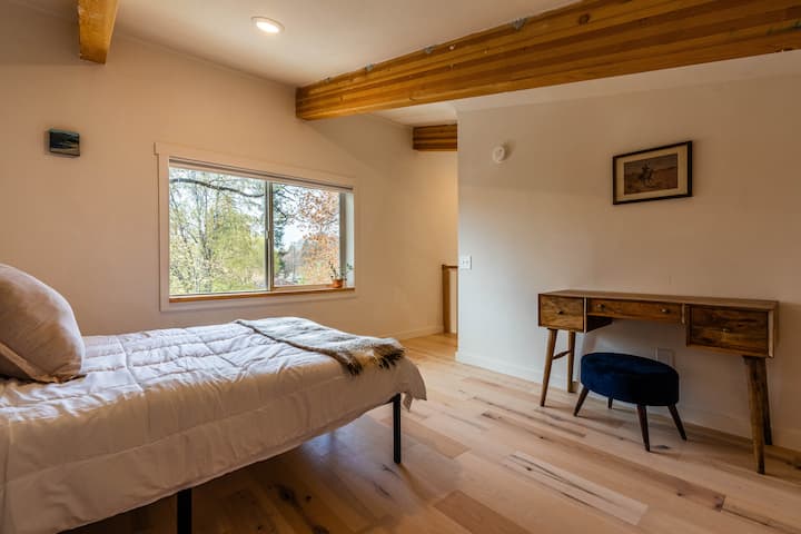 Loft con cama de tamaño completo y escritorio