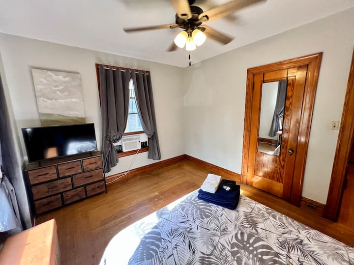 Manželská posteľ s inteligentnou TV