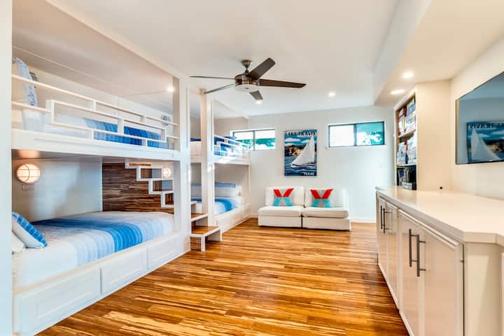 Ამ ოთახის თითოეულ ორსართულიან საცხოვრებელს აქვს საკუთარი დამტენი სადგური, ასე რომ, შეგიძლიათ შეინარჩუნოთ მოწყობილობები მთელი სტუმრობის განმავლობაში.