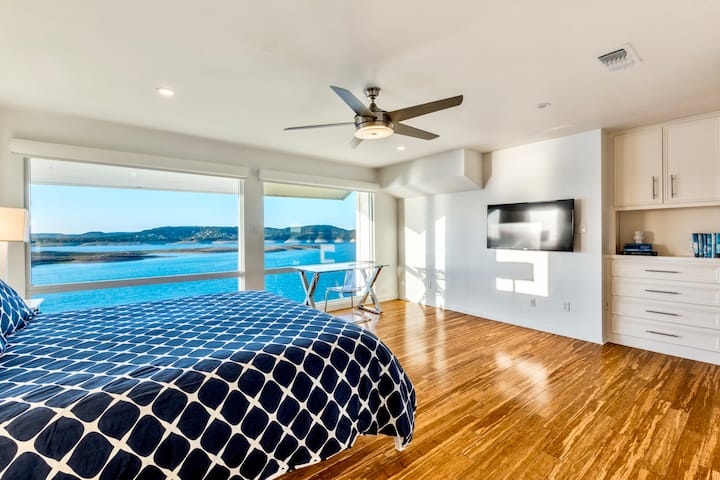 Მთავარი საძინებელი №2 ცალკე მიმაგრებული სრული აბაზანა და საწერი მაგიდა. ტბის ხედები!