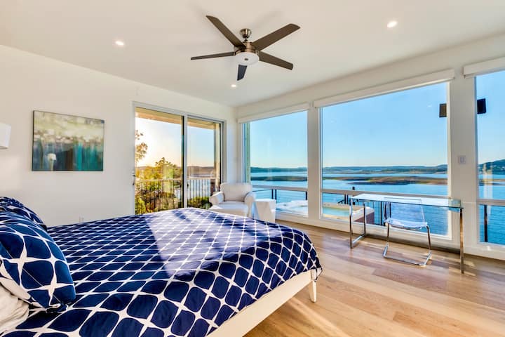 Ოსტატს აქვს პირადი აბაზანა-ტუალეტი, საწერი მაგიდა და მასიური ხედები.