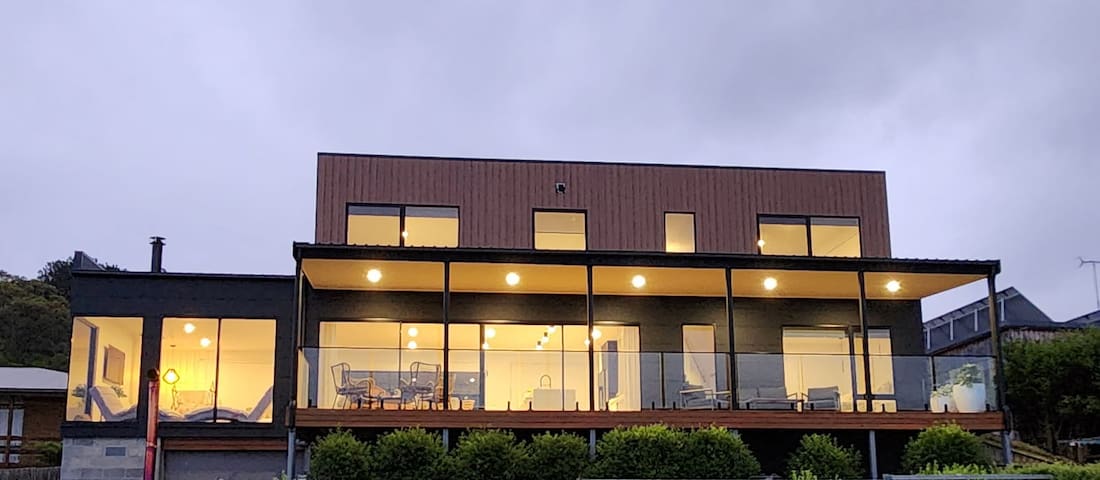 The View Southport: 180 Degree Water Views