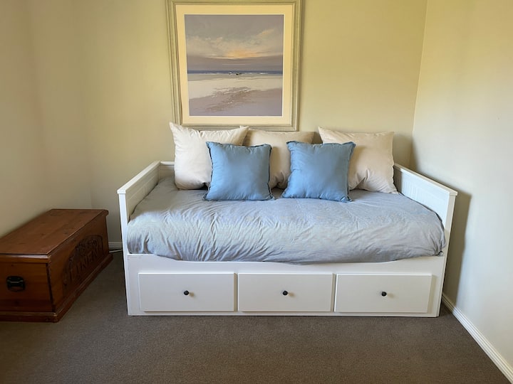 Jednolôžko x 2 alebo jednolôžko premenené na manželskú posteľ so vstavanou šatníkovou skriňou a televízorom, DVD prehrávačom