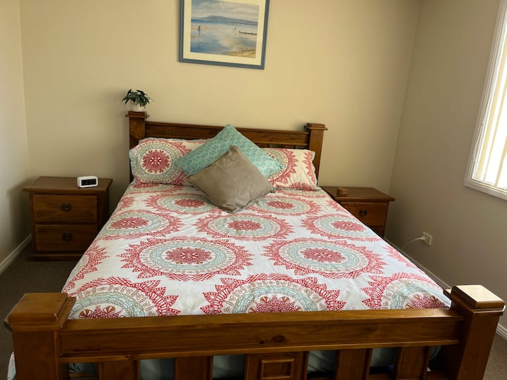 Manželská posteľ so vstavanou šatníkovou skriňou a klimatizáciou 