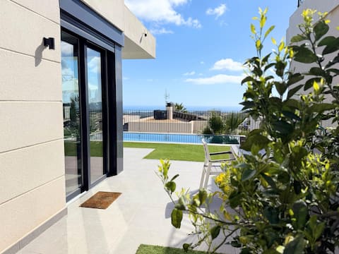 Beautiful villa with private pool and ocean views