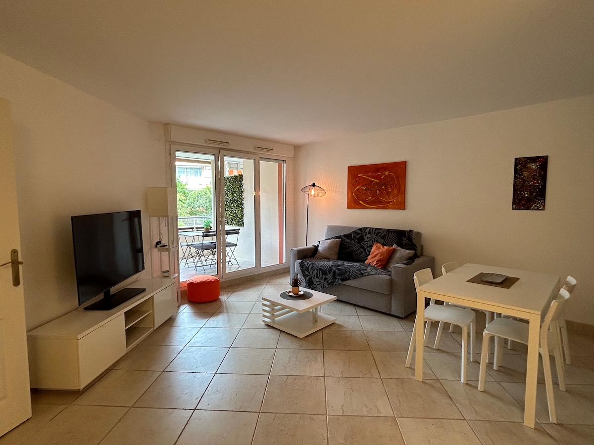 Erfolgreiche Airbnb-Immobilie: Very nice 2-room, Terrace, city center near beach in Cavalaire Sur Mer