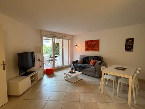 Successful Airbnb property: Very nice 2-room, Terrace, city center near beach in Cavalaire Sur Mer
