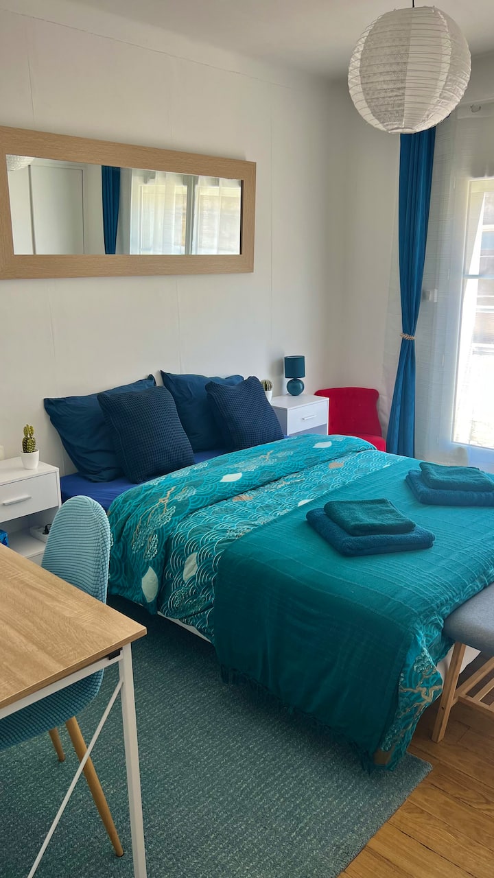 卧室2 ：温馨的氛围，适合两人入住，还有迷你阳台，呼吸新鲜空气！