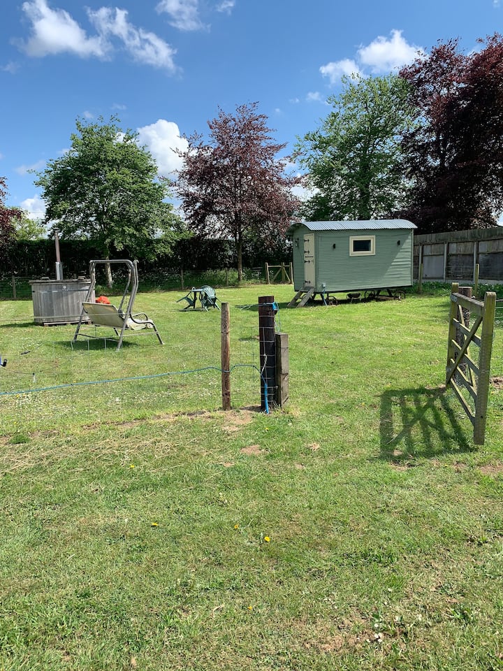 Enclosed Garden Dog Friendly Hot Tub @ Extra Cost - Norfolk