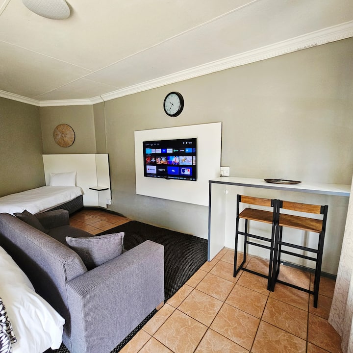 Poolside Retreat | Fast Wifi | Secure Parking - Polokwane