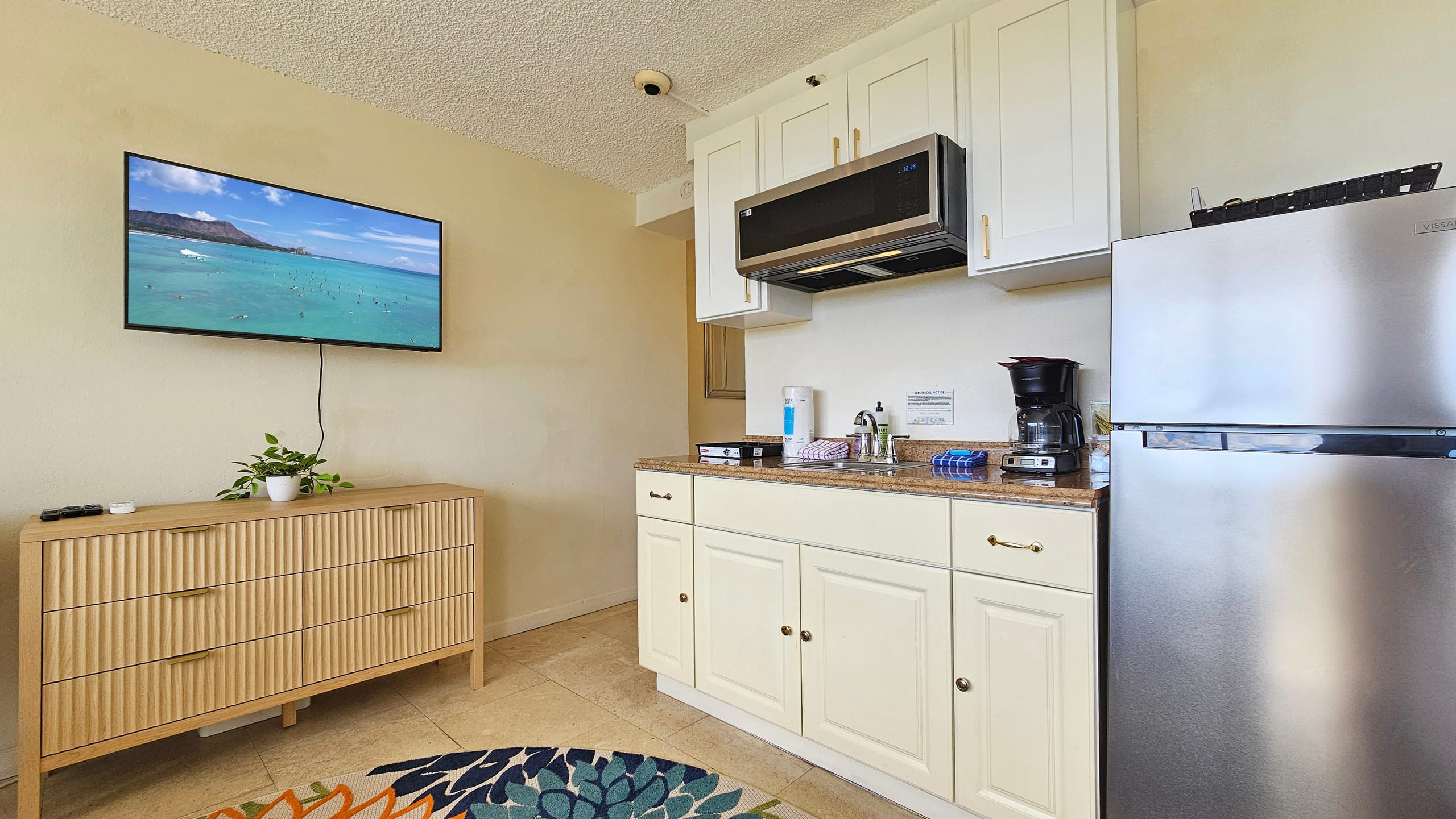 Condo in Honolulu · ★4.4 · Studio · 1 bed · 1 private bath - Image 6