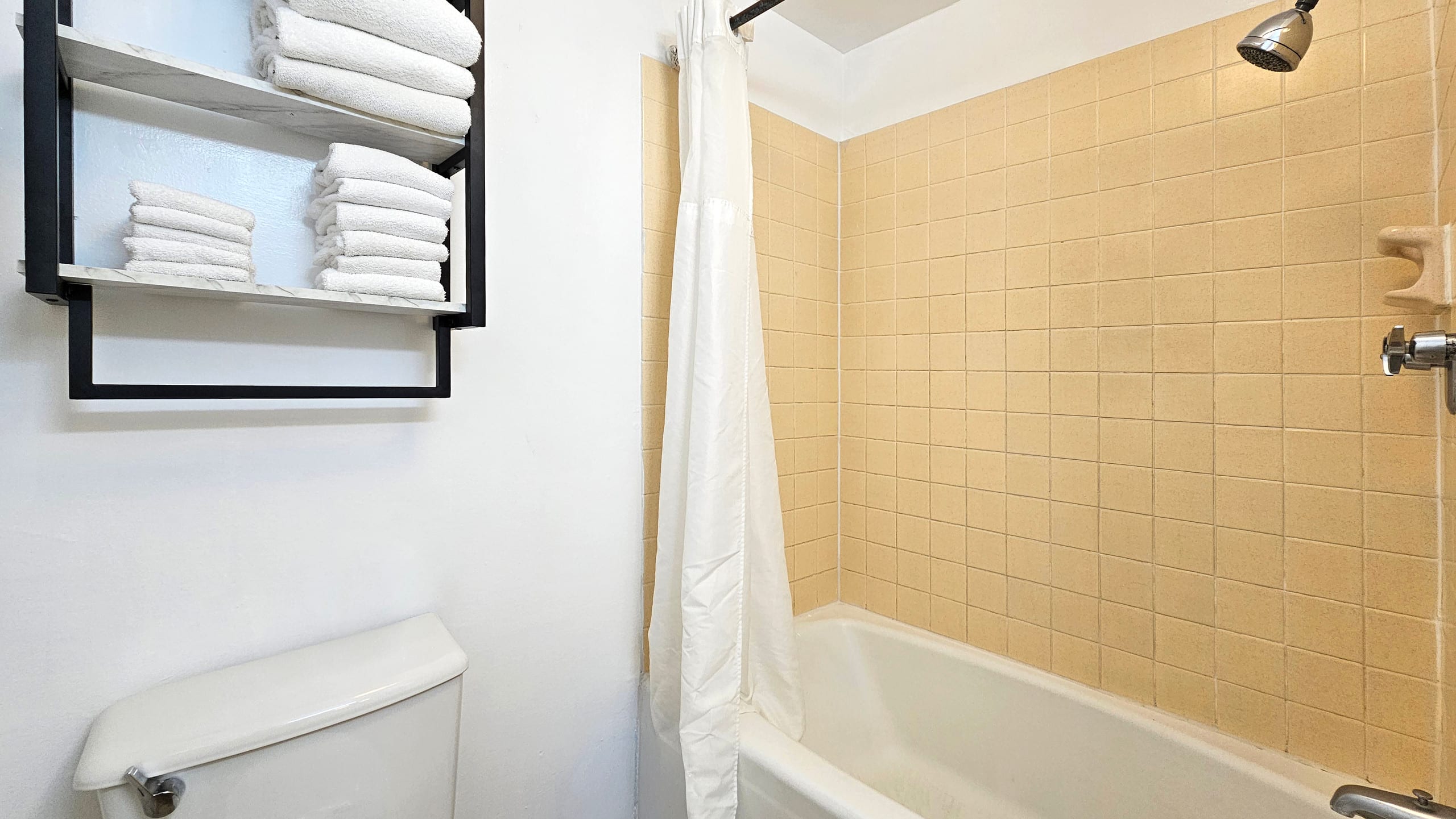 Condo in Honolulu · ★4.4 · Studio · 1 bed · 1 private bath - Image 16