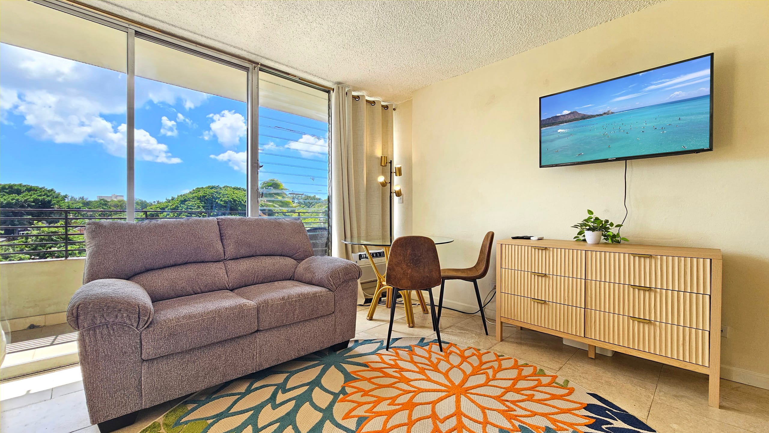 Condo in Honolulu · ★4.4 · Studio · 1 bed · 1 private bath - Image 3