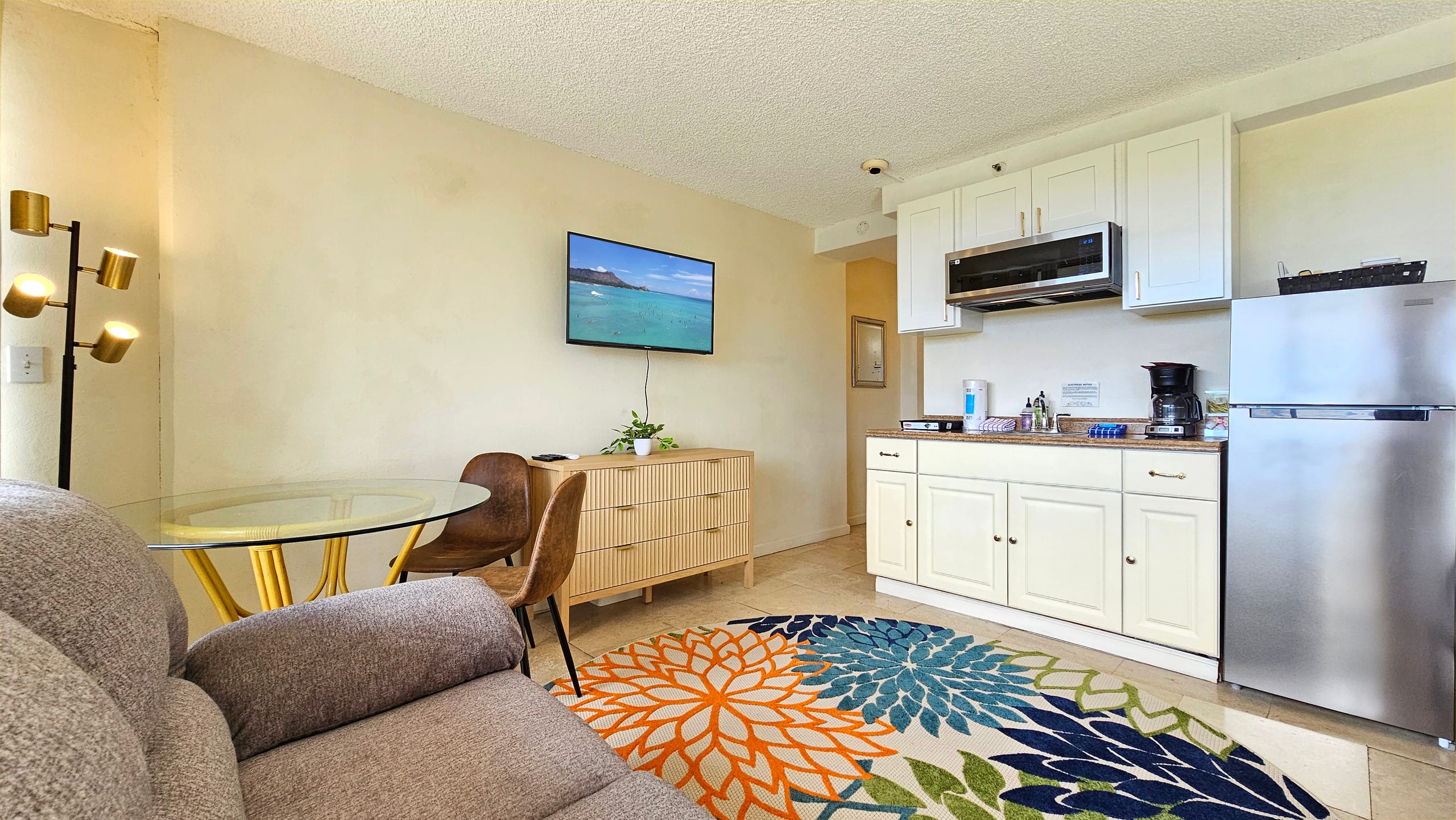 Condo in Honolulu · ★4.4 · Studio · 1 bed · 1 private bath - Image 4