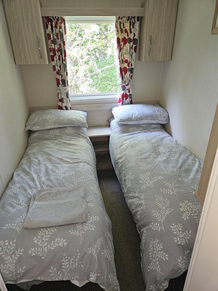 V tejto izbe sú dve malé jednolôžka - sú ideálne pre deti alebo v poriadku pre dospelých, ak vám nevadí stláčanie - sú dostatočne dlhé, ale úzke. Je to pekná izba, ale malá a priamo vedľa spálne.