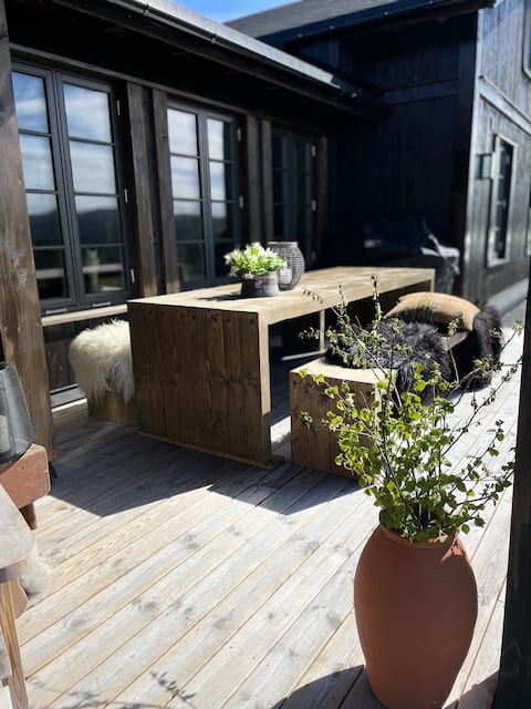 Close to the city center, large, great cabin, right next to the ski slopes